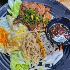 Cơm tấm chuẩn vị Sài Gòn tại Long Biên